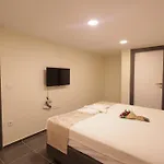 Pekin Spa And Suites