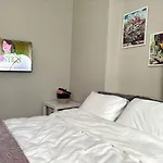 Pink House Walk Everywhere, 3Br, Fiber Internet