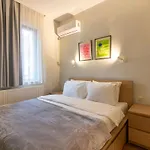 Tastefully Designed 2Br With A Lush Backyard