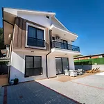 Doganin Icinde, Oezel Havuzlu, Bahceli Villa