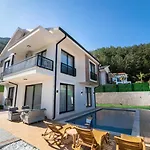 Doganin Icinde, Oezel Havuzlu, Bahceli Villa