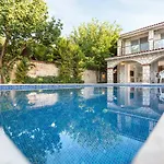 Alaroof Hotel