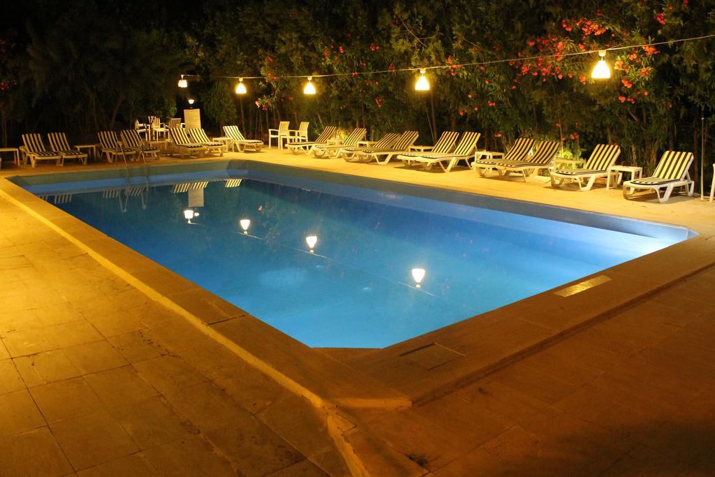 Bayrakli Hotel *