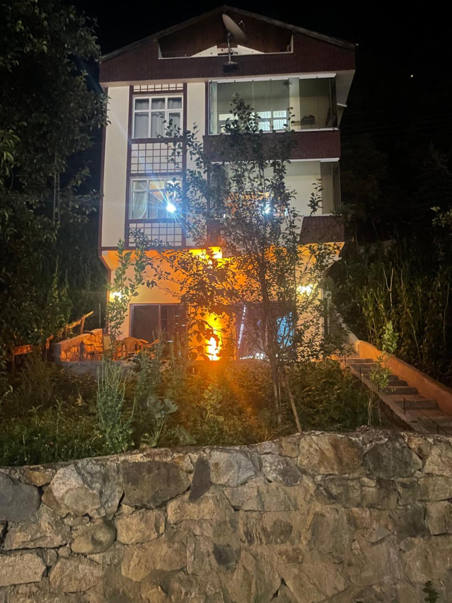 Uzungoel Nehir Kenarinda Doga Icinde Merkezi 3 Yatak Odali Bueyuek Caykara