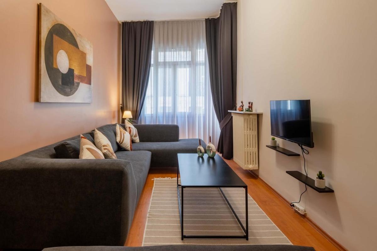 Spacious & Historic 2br In Taksim Daire