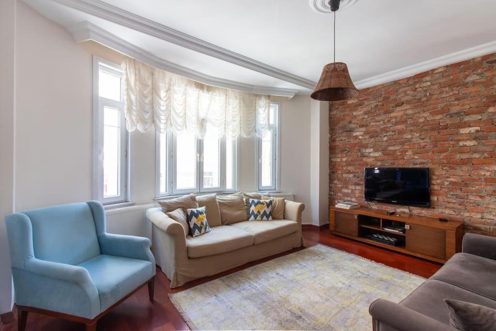 Authentic And Spacious 3br Flat W Ac And Balcony